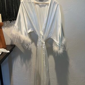 Elegant White Feather Trim Robe